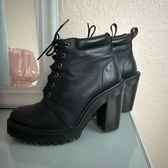 Dr. Martens Averil Women’s Leather Heeled Ankle Boot in Size 7 - Picture 2 of 10